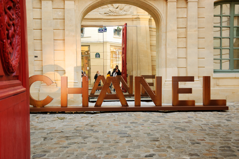 Модный дом Chanel инвестировал в несколько локальных производств