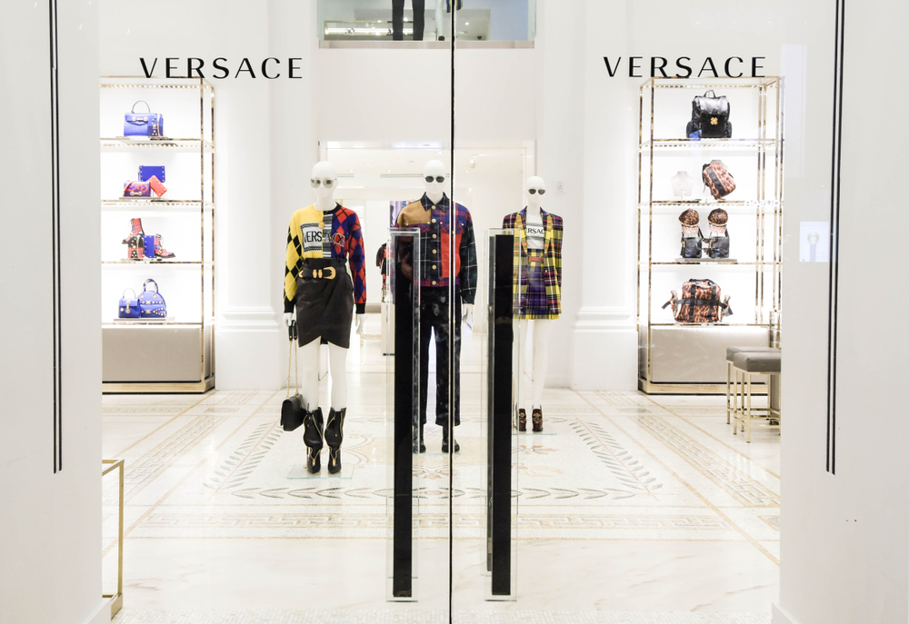 Versace выпустил два ролика к запуску новой круизной коллекции