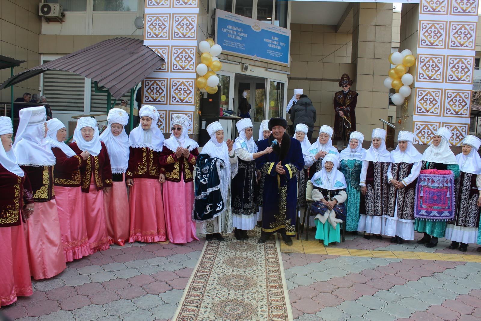 В Алматы поздравили ветеранов и людей с ограниченными возможностями с Наурызом
